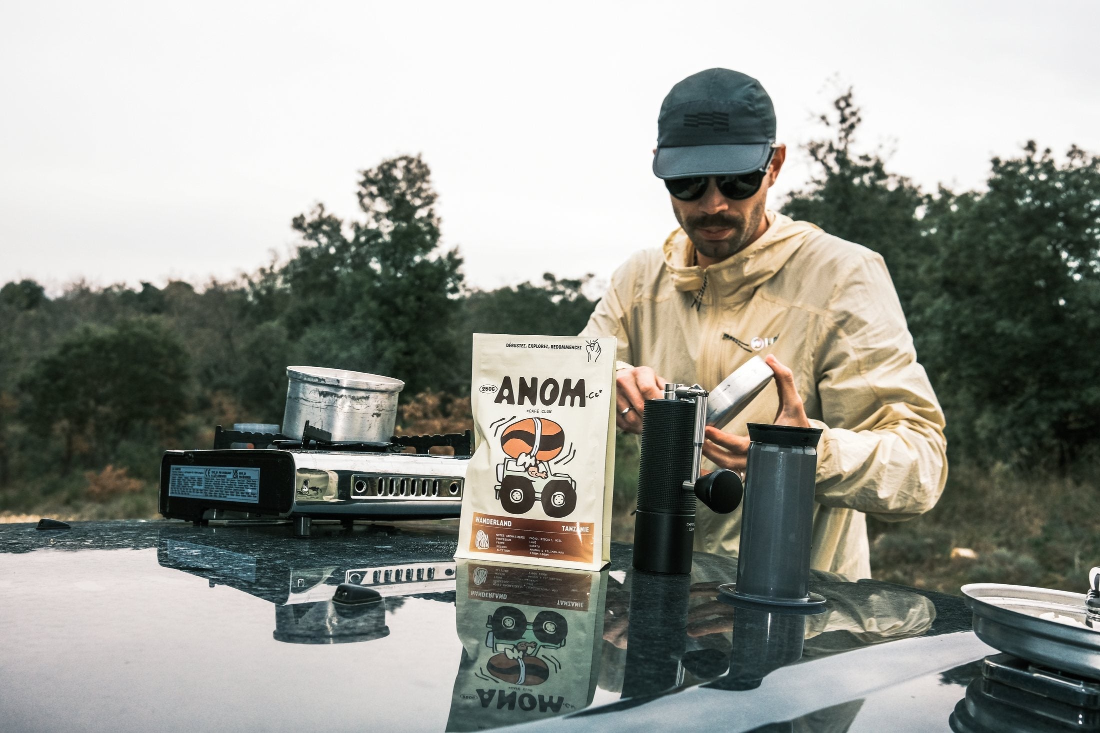 Préparation d'un café ANOM sur le Land Rover pendant La Routo