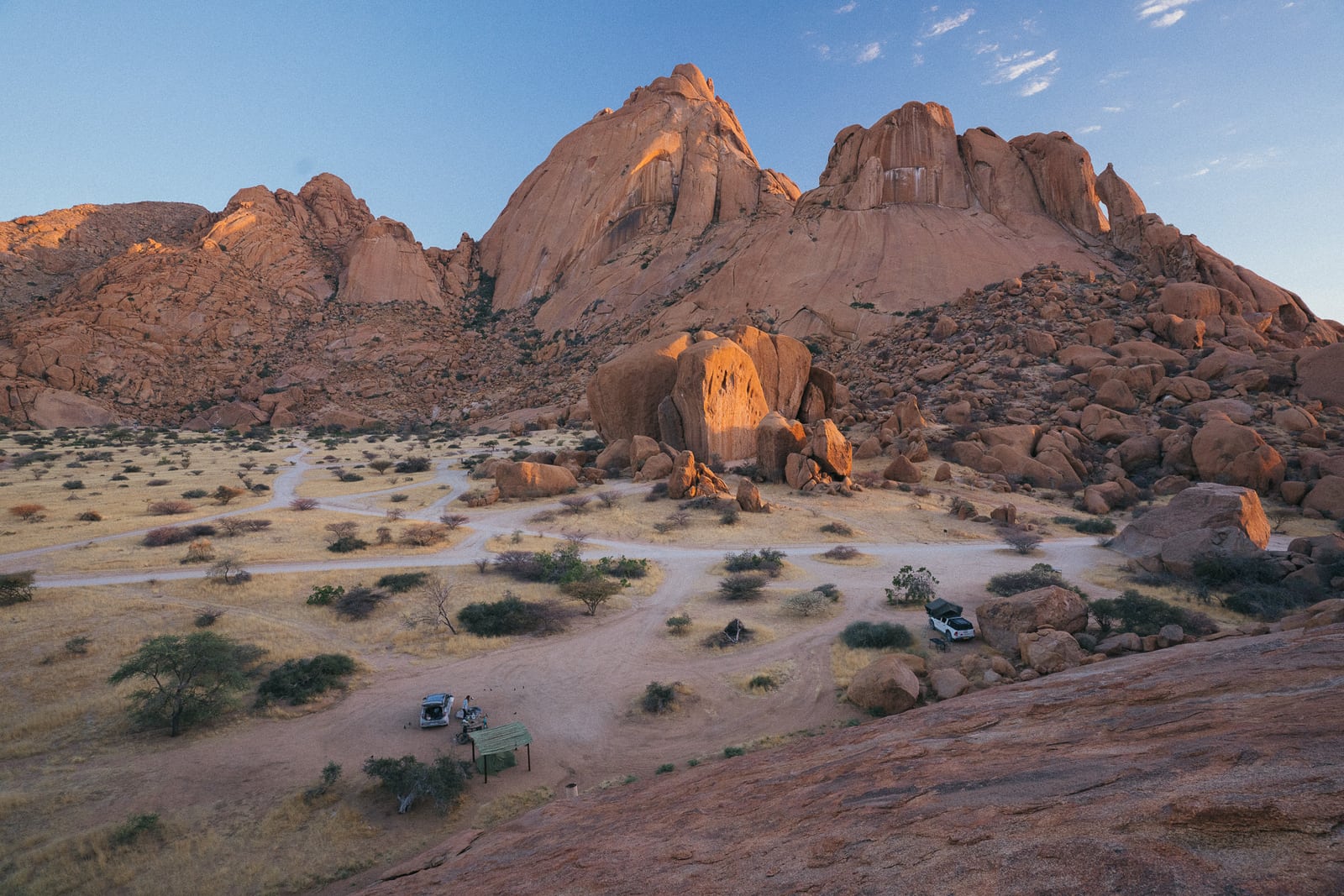 Bivouac au pied des montagnes de granit en Namibie